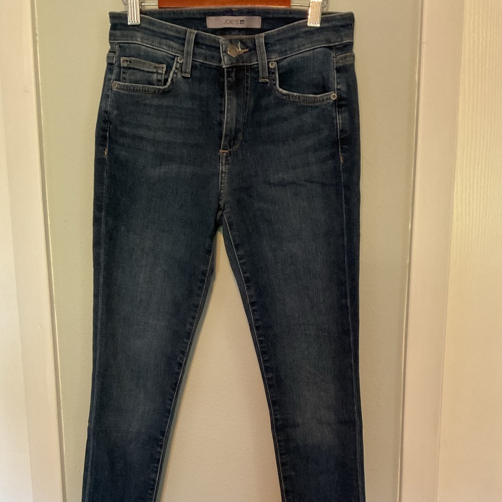 Joes skinny crop raw edge hem.  Size 25